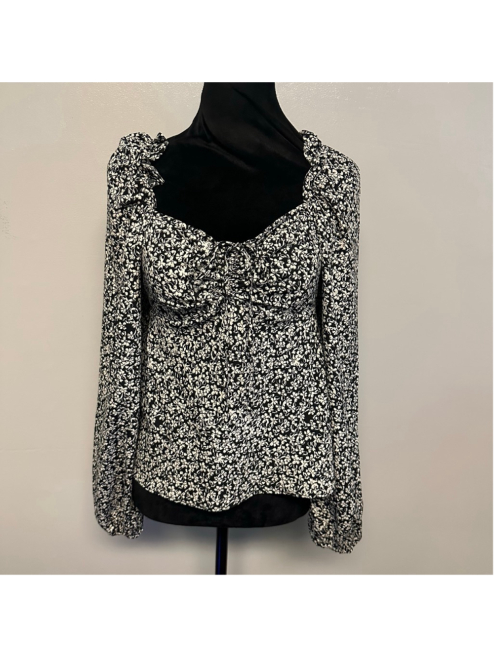 TOPSHOP Black and White Babydoll Floral Blouse Women’s Size 6 Ruched Long Sleeve